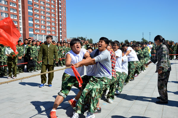 我院2013级新生拔河比赛圆满结束