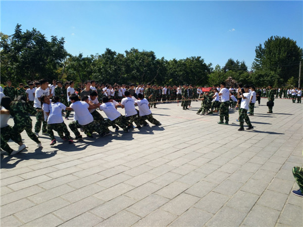 建工学院新生参加拔河比赛