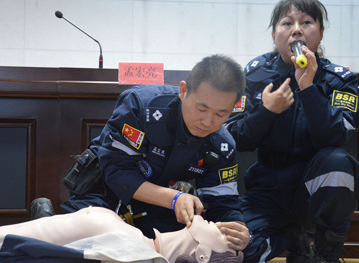 我校邀请蓝天救援队作校园应急知识安全教育讲座