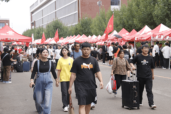 绵绵秋雨润万物  满“新”欢喜迎新生——bat365在线登录网站喜迎2024级新同学