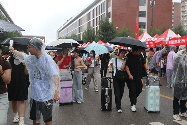 绵绵秋雨润万物  满“新”欢喜迎新生——bat365在线登录网站喜迎2024级新同学