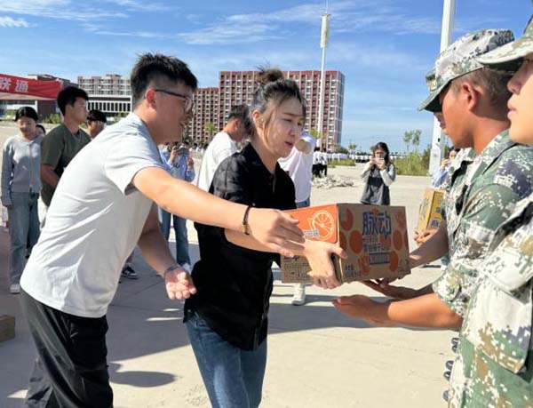 炎炎烈日送清凉，丝丝关怀沁人心